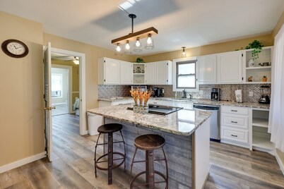 Riverfront Arkansas Abode - Furnished Deck & Grill