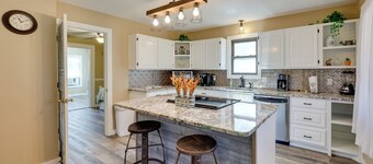 Riverfront Arkansas Abode - Furnished Deck & Grill