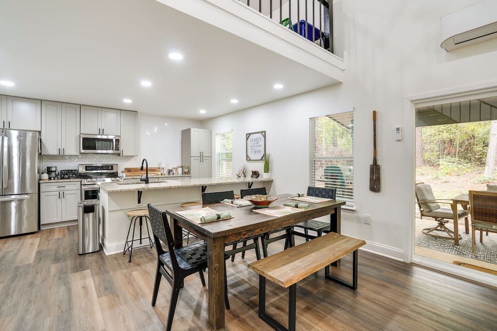 Lakefront Texas Abode w/ Kayaks, Fire Pit & Patio! - Naples, TX