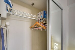 Interior - Steps to Daytona Beach: Sunny Studio (Daytona Beach)