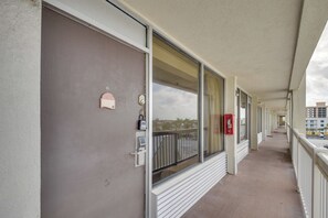 Interior - Steps to Daytona Beach: Sunny Studio (Daytona Beach)