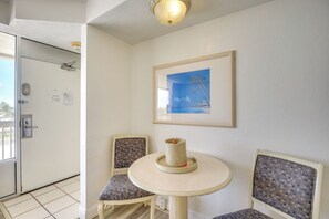 Interior - Steps to Daytona Beach: Sunny Studio (Daytona Beach)
