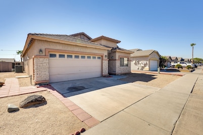 7 Mi to Chase Field: Phoenix Home w/ Patio!