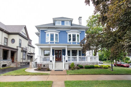 Historic Downtown Luxury - Walk to Waterfront