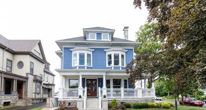 Historic Downtown Luxury - Walk to Waterfront