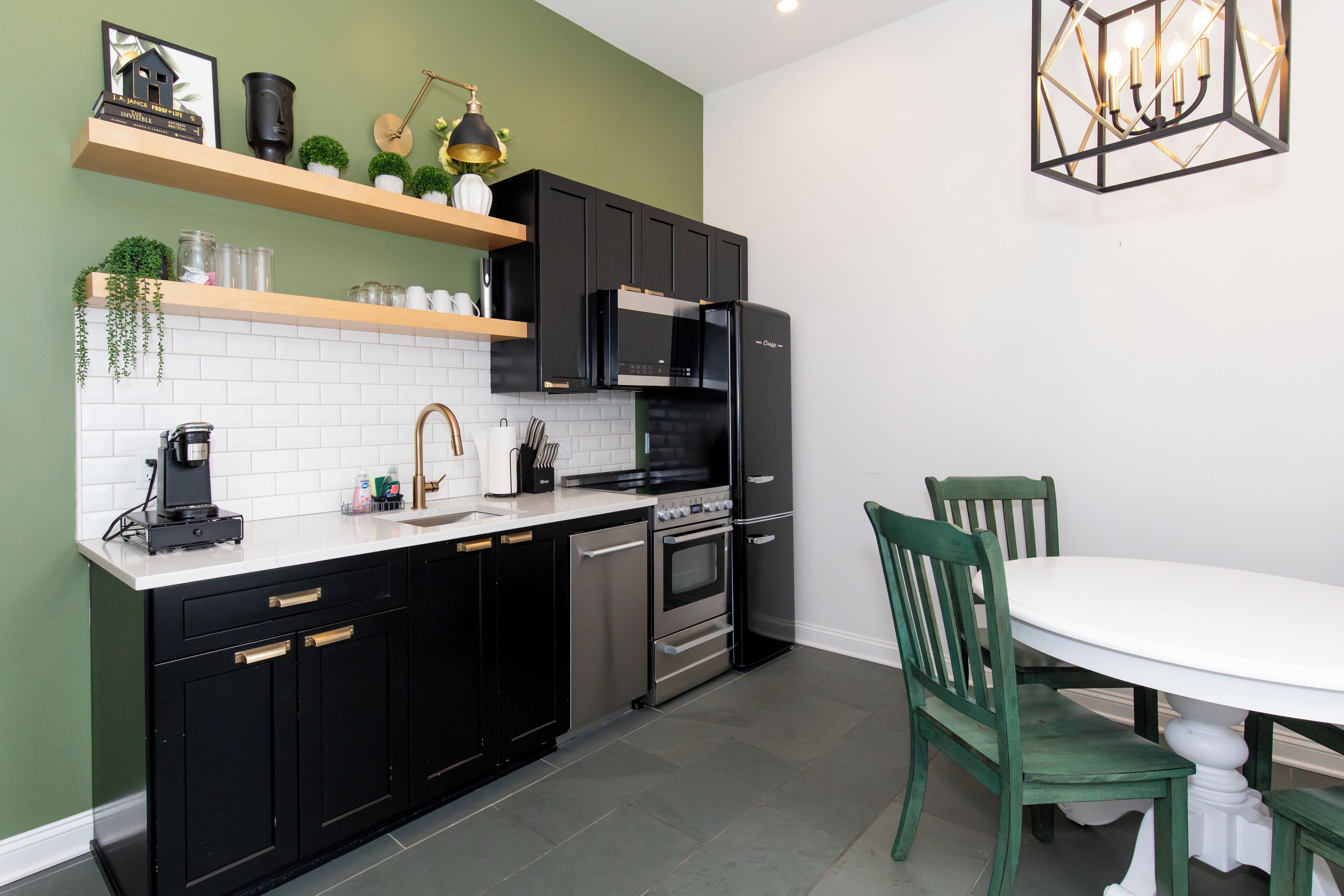 Kühlschrank, Mikrowelle, Ofen, Herdplatte