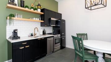 冷蔵庫、電子レンジ、オーブン、コンロ