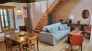 Living area - La Maison Dionysienne, un Instant Suspendu Entre Nature et Histoire (Saint-Denis-de-Vaux)