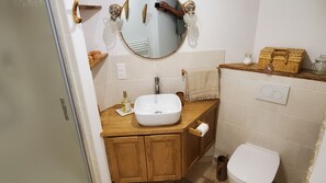 Shower, hair dryer, towels, soap - La Maison Dionysienne, un Instant Suspendu Entre Nature et Histoire (Saint-Denis-de-Vaux)