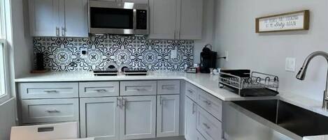 Microwave, coffee/tea maker, toaster, blender