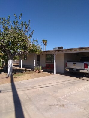 Property grounds - House in Mesa 45 minutes to chase field, 1:15 minutes to Glendale stadium (Mesa)