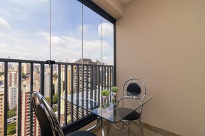 Outdoor dining - Next AV. Paulista and Sirio Libanes | balcony | AC (São Paulo)