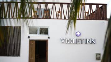 Vista frontal de la propiedad