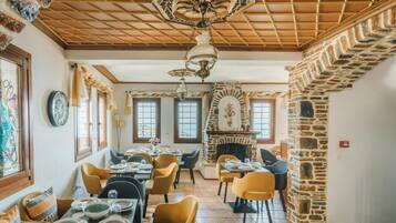 تقديم الإفطار والإفطار المتأخر، الأطباق اليونانية