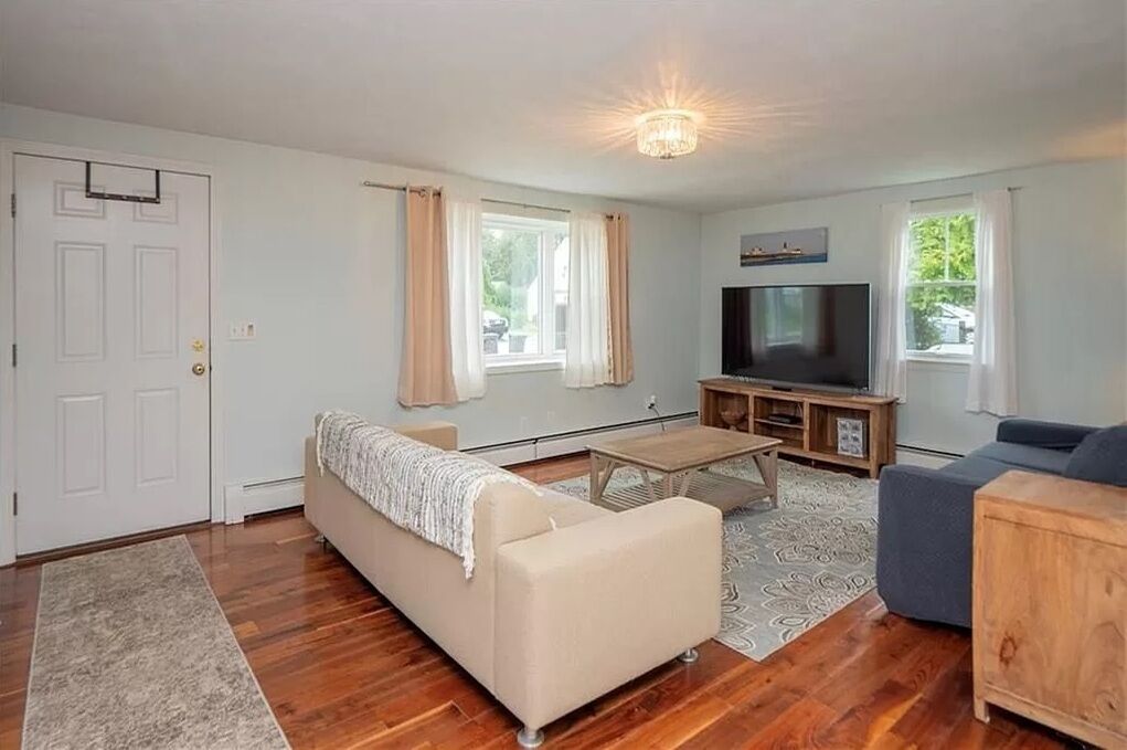 Spacious house w/ large yard/deck, walk to Scarborough beach.  Family friendly!