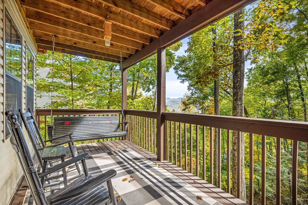 *Charming 2BD Retreat! HOT TUB + Game Room!*