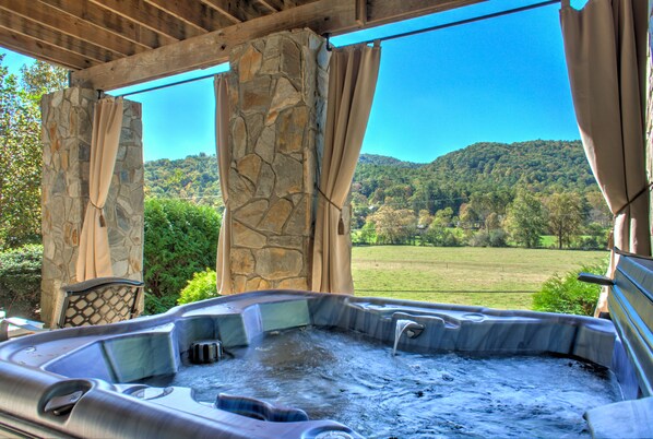 Outdoor spa tub