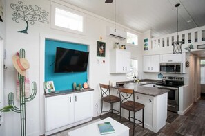 Fridge, microwave, oven, stovetop - Simply Southern Tiny House Retreat (Austin)