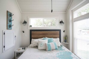 2 bedrooms, iron/ironing board, free WiFi, bed sheets - Simply Southern Tiny House Retreat (Austin)