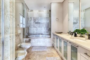 Douche, sĂšche-cheveux, serviettes fournies