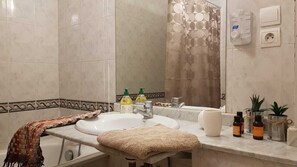 Douche, sèche-cheveux, bidet, serviettes fournies