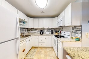 冷蔵庫、電子レンジ、オーブン、コンロ