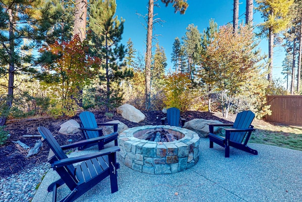 Terrace/patio - Mountain-view home with firepit, patio, grill, Ping-Pong table, fireplace, W/D (Cle Elum)