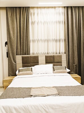 Royal Condo | Premium bedding, in-room safe, soundproofing, iron/ironing board
