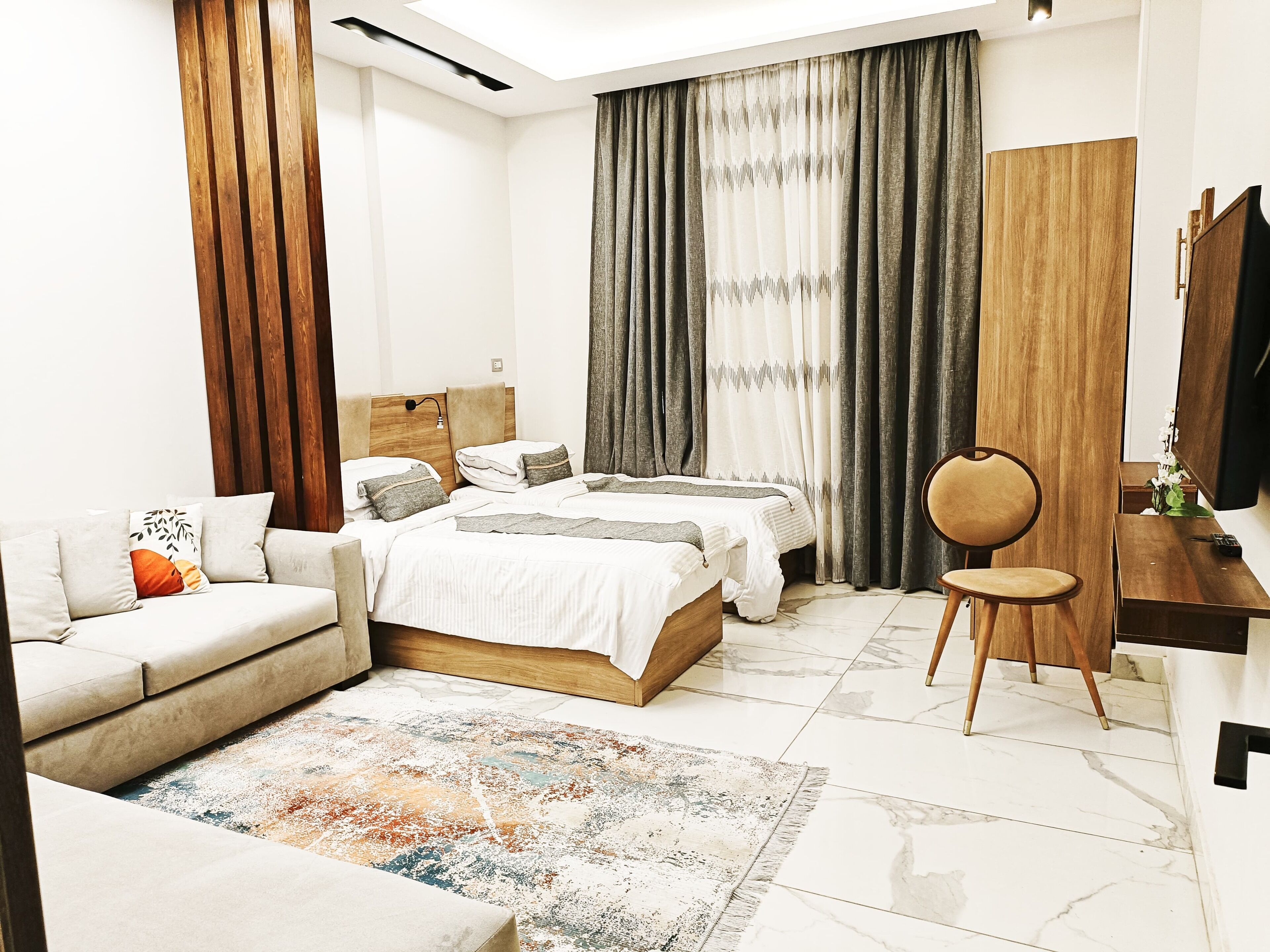 Condo Royal | Ropa de cama de alta calidad y caja de seguridad en la habitación 