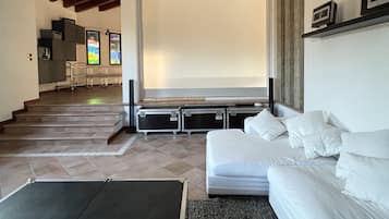 Smart TV, videogiochi, tavolo da calcetto, libri