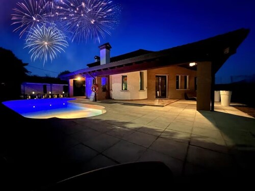 Wow House, Villa with swimming pool, gym and play room