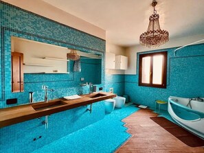 Dusche, Whirlpool, Haartrockner, Bidet
