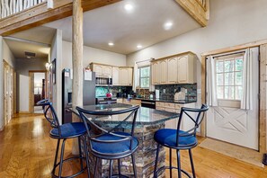 Fridge, microwave, oven, stovetop - Tranquil cabin getaway with private hot tub, fire pit, deck, fireplace, & W/D (Angel Fire)