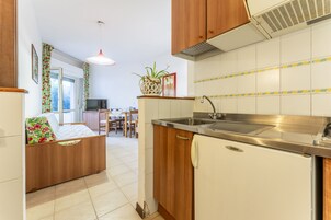 Frigobar, placa de cocina, utensilios de cocina