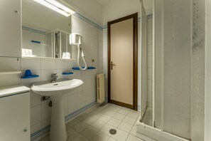 Studio | Bathroom | Shower, bidet, towels - Giannella Beach Residence Apartment (Orbetello)