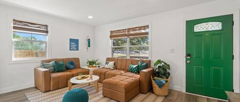 Een smart-tv en boeken