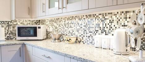 Astianpesukone, syöttötuoli