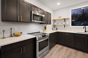 Køleskab, mikrobølgeovn, ovn, kogeplade