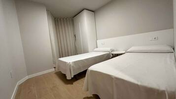 2 slaapkamers, een strijkplank/strijkijzer, internet