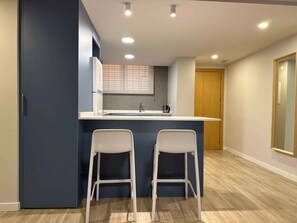 Kühlschrank, Mikrowelle, Ofen, Herdplatte