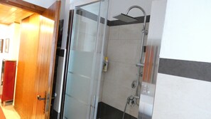 Douche, sèche-cheveux, bidet, serviettes fournies