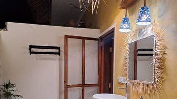 Habitación Deluxe | Baño | Ducha y cabezal de ducha tipo lluvia