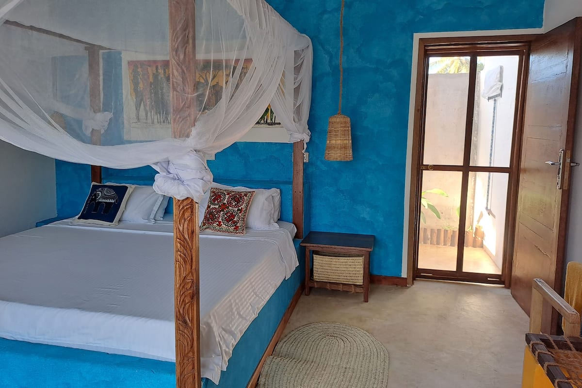1 bedroom, individually decorated, individually furnished, desk