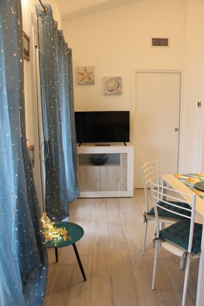 Interior - Get relaxed splashing in a private swimming pool or sunbathe on the nearby beach (Budoni)