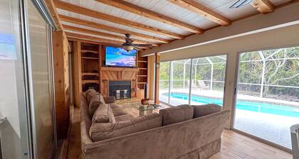 Paradise Naples Pool Home. Free headed pool