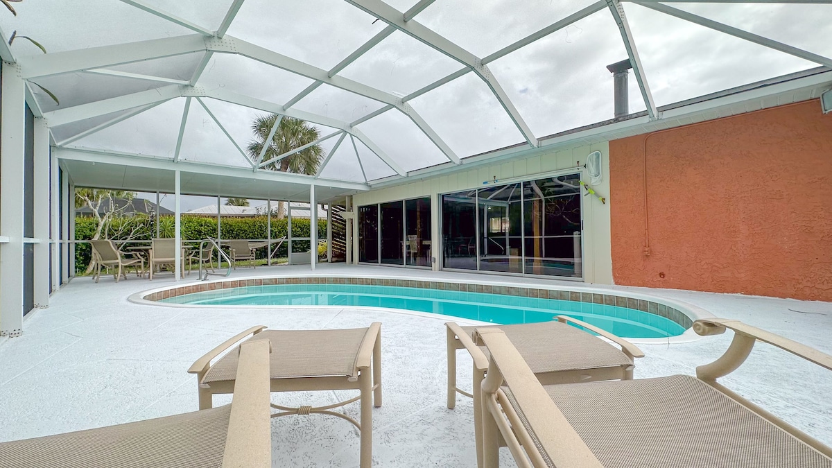 Photo 2 of Paradise Naples Pool Home. Free headed pool