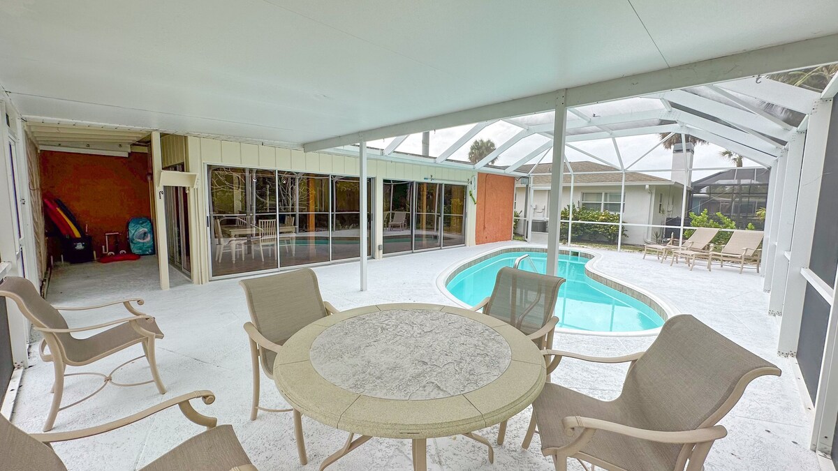 Photo 3 of Paradise Naples Pool Home. Free headed pool