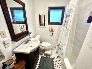 Een haardroger, een bidet, handdoeken, zeep