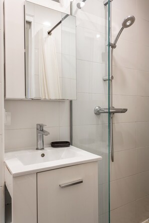 Haartrockner, Handtücher, Seife, Toilettenpapier