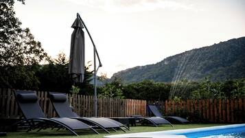 Utendørsbasseng, bassengparasoller og solsenger